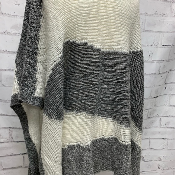 Bebe Women’s Poncho - Picture 4 of 5